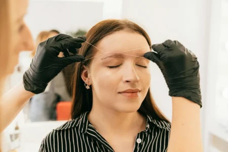 Comment bien entretenir ses sourcils entre deux rendez-vous en institut