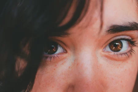 Les erreurs les plus courantes à éviter quand on s’épile les sourcils soi-même
