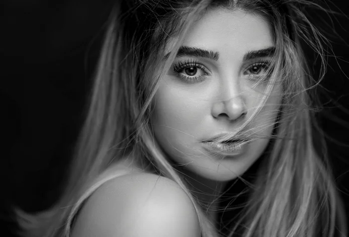 Nettoyage et hydratation des sourcils pour une base impeccable