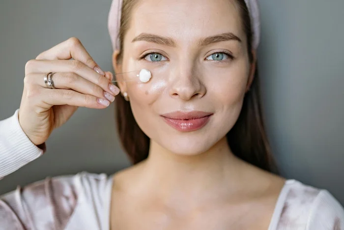 Comment bien entretenir ses sourcils entre deux rendez-vous en institut 3 Nettoyage et préparation de la zone