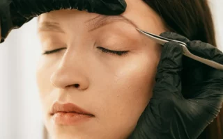 Tout savoir sur les différents types d’épilations des sourcils (pince, cire, fil, etc.)