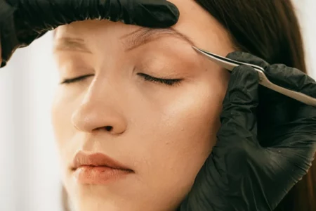 Tout savoir sur les différents types d’épilations des sourcils (pince, cire, fil, etc.)